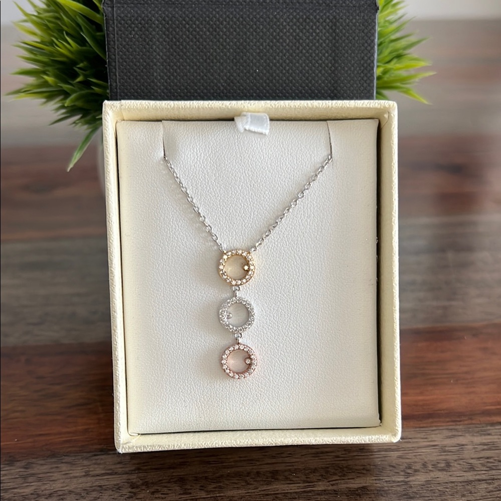 Elegant Tri-Color Circle Pendant Necklace